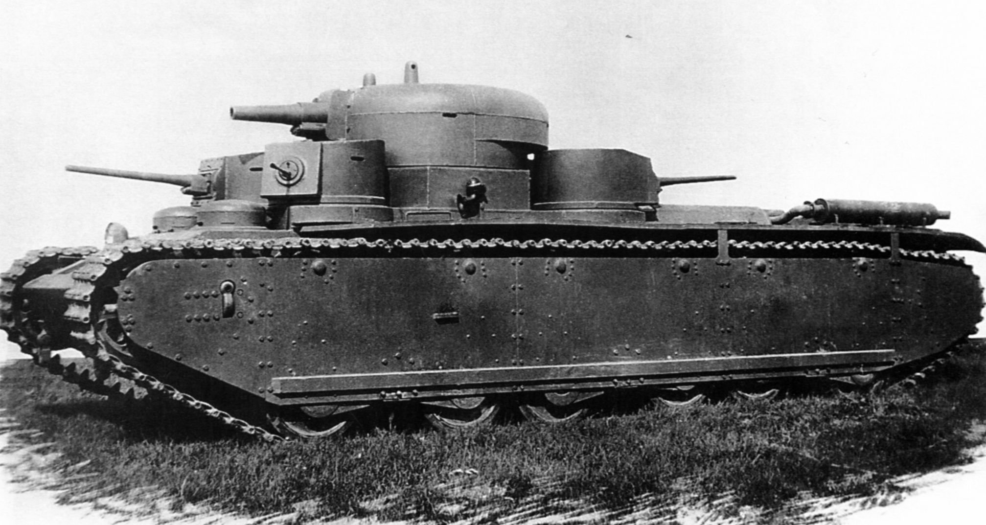 Первые тяжелые танки. Советский тяжелый танк т-35. Многобашенный танк СССР т35. Пятибашенный танк т-35. Советский танк т 35.